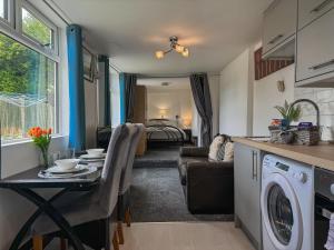 New! Cosy Garden Home, Free Parking With Smart TV & Perfect Motorway Access