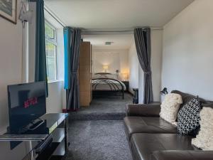 New! Cosy Garden Home, Free Parking With Smart TV & Perfect Motorway Access