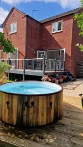 Family Friendly Home In Village - Leysters