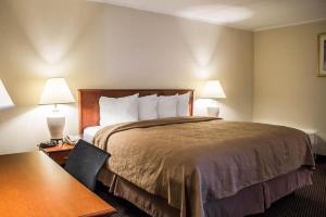 King Room - Non-Smoking room in Baymont by Wyndham Youngstown