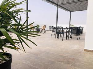 Luxusphere with gym, pools and rental vehicle