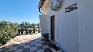 CAMERETTA SUL MARE con OMBRELLONE