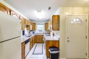 Convenient Dayton Condo with Grill 4 Mi to Downtown