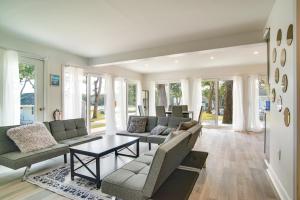 Mashpee Cottage w Deck: Walk to Beach