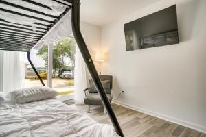 Mashpee Cottage w Deck: Walk to Beach