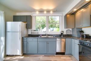 Mashpee Cottage w Deck: Walk to Beach
