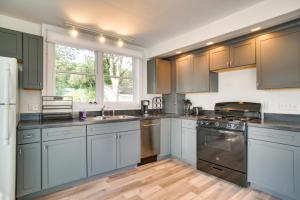 Mashpee Cottage w Deck: Walk to Beach
