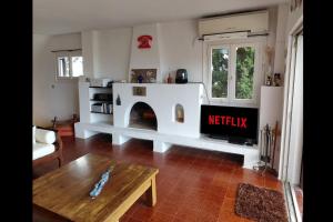 Ligoneri Hillside Cottage Bay View