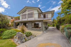 Retro Ski Lodge - Wanaka Holiday Home