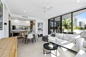 Modern 2-Bedroom Private Apartment on Low Floor in Broadbeach