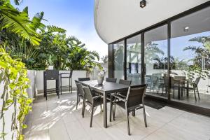 Modern 2-Bedroom Private Apartment on Low Floor in Broadbeach
