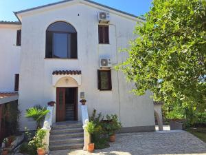 Apartments by the sea nska, Krk - 21688 - 3hvězdičkové hotely ve městě Malinska