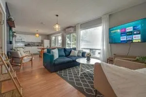 Waterfront Night Owl Cottage on Halls Lake - Dorset