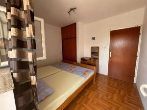 Apartments with a parking space Vrsi - Mulo, Zadar - 23428
