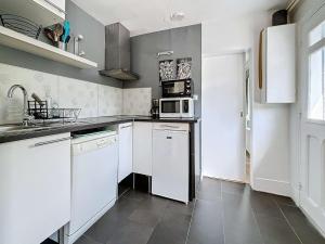 Maisons de vacances Jolie maison a 400m de la plage, proche centre-ville, avec terrasse et wifi gratuit - FR-1-361-55 : photos des chambres