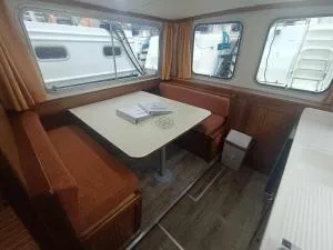 Pénichette rétro amarrée à Pontailler-sur-Saône avec 5 couchages - API-1-46-19 - Athée