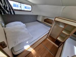 Séjour Unique à Bord dun Bateau à Chenillé-Changé - Jusquà 5 Pers. - API-1-46-23