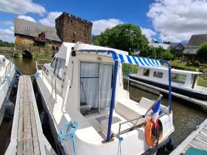 Séjour Unique à Bord dun Bateau à Chenillé-Changé - Jusquà 5 Pers. - API-1-46-23