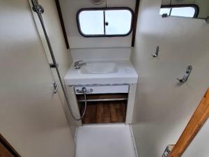 Séjour Unique à Bord dun Bateau à Chenillé-Changé - Jusquà 5 Pers. - API-1-46-23