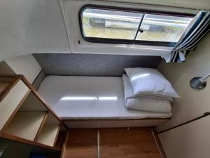 Séjour Unique à Bord dun Bateau à Chenillé-Changé - Jusquà 5 Pers. - API-1-46-23
