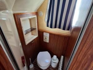Bateaux Peniche vintage a quai pour 7 pers avec espace exterieur prive a Chenille-Change - API-1-46-22 : photos des chambres