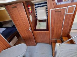Bateaux Peniche vintage a quai pour 7 pers avec espace exterieur prive a Chenille-Change - API-1-46-22 : photos des chambres