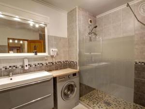 Appartements Appartement lumineux avec balcon, 2 chambres, parking prive, proche gare a Saint-Chamond - FR-1-496-272 : photos des chambres