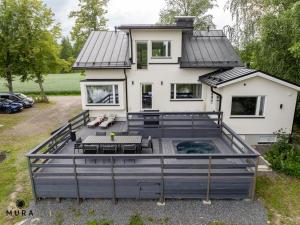 Villa Gaia - Luxury villa with jacuzzi and beach close to trainstation 10 minutes from Tampere city! 1,5 hours to Helsinki