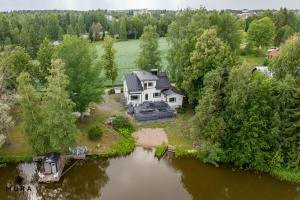 Villa Gaia - Luxury villa with jacuzzi and beach close to trainstation 10 minutes from Tampere city! 1,5 hours to Helsinki