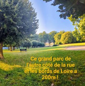 Sejours chez l'habitant Chambre tout confort et sympa ! Et nuit calme surtout ! a pied , 5min de la gare ! de la cathedrale ! et des bords de Loire ! localisation top ! MAIS merci de BIEN lire ma presentation personelle, car le site impose la sienne, lire jusqu'a section profil : Chambre Lit Queen-Size 