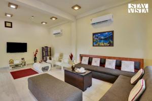 StayVistas Green Embrace - Villa in Bor Tiger Reserve with Swimming Pool, Rainshower, Terrace & Lawn