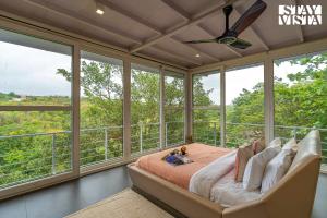 The Glasscape by StayVista - Hillside getaway with Pool and Indoor games