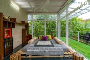 The Glasscape by StayVista - Hillside getaway with Pool and Indoor games