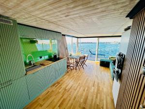 Mindset Houseboat - nocleg i apartament na morzu