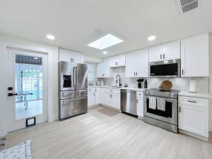 Poolside Paradise Near Siesta Key Beach