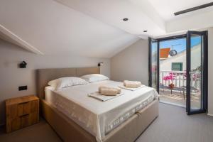 Luxury Penthouse Hvar with Jacuzzi & Sea View