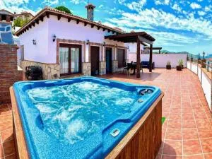 Elegant Villa with Jacuzzi in Canillas de Albaida - 卡尼利亚斯-德阿尔拜达