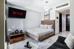 Cozy JLT Studio Lakeview Pool Metro Access