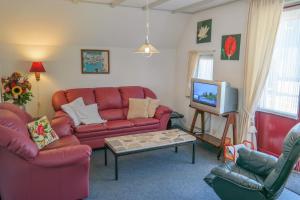 Dike House Affordable 6-Person Holiday Home Near the Sea Dike