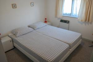 Dike House Affordable 6-Person Holiday Home Near the Sea Dike