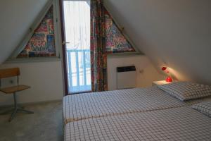 Dike House Affordable 6-Person Holiday Home Near the Sea Dike