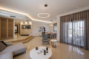 Villa Wisdom - Elegant & Homely with Pool, Galatas