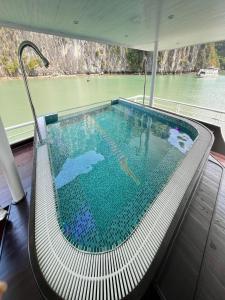 Du thuyền 5 sao thăm vịnh Hạ Long trong ngày - Bể bơi - đưa đón quanh Bãi Cháy - DRE