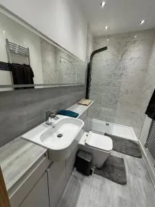 Exquisite Riverside Living in a Stunning Flat - Swanscombe