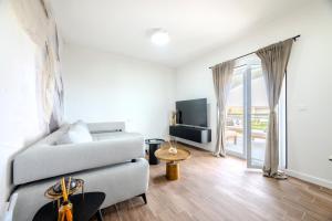 Luxury apt near beach w big terrace and sea view