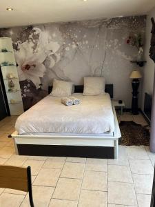 B&B / Chambres d'hotes Chambres d'hote du Domaine de la Reine Blanche : Chambre Lit King-Size avec Douche Accessible en Fauteuil Roulant - Adaptée aux Personnes à Mobilité Réduite