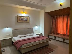 2BHK couples friendly Apartment for Two couples four persons in Kasauli Hills before Kumarhatti over bridge