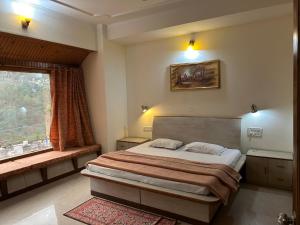 2BHK couples friendly Apartment for Two couples four persons in Kasauli Hills before Kumarhatti over bridge