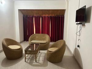 2BHK couples friendly Apartment for Two couples four persons in Kasauli Hills before Kumarhatti over bridge