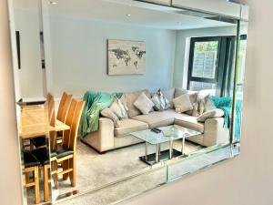 Modern Three Bedroom Home with Hot Tub and Garden - Christchurch Location - Sleeps 7